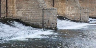 水坝附近湍急河流的水流。河流排水设施。这条河在春天积雪融化后泛滥成灾。河上的水处理厂。
