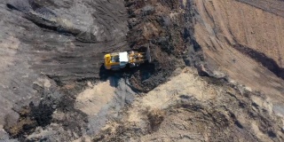 煤矿里的挖掘机。