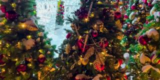 圣诞树在街上装饰新年。2021年12月19日，俄罗斯莫斯科