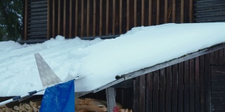 爱沙尼亚的雪铲正在清除厚厚的积雪