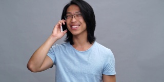 英俊开朗的年轻亚洲人电话交谈