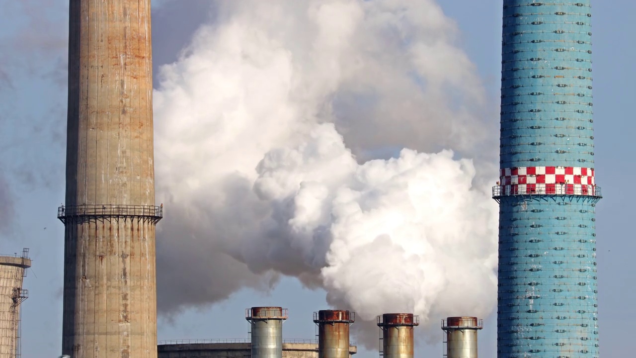 放大在罗马尼亚布加勒斯特的一个热电厂。工厂的烟囱正在污染大气。