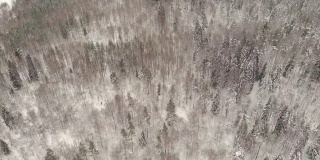 滑雪场缆道的无人机视图。周末在雪坡上运送滑雪者和单板滑雪者的滑雪升降机，无人机在雪坡上飞行
