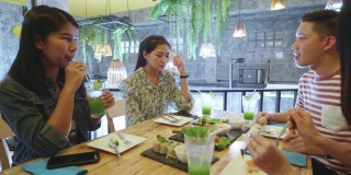 一群年轻朋友在一家餐厅享用美食和饮料的4k视频片段