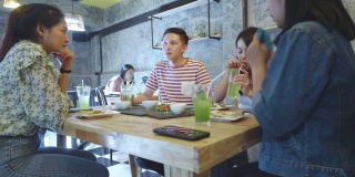 一群年轻朋友在一家餐厅享用美食和饮料的4k视频片段