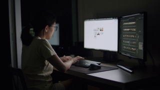 亚洲妇女在家庭办公室工作到很晚，为她的工作计划在网上搜索信息数据。视频素材模板下载