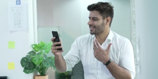快乐的印度男子正在进行面部视频通话。