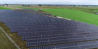 太阳能电池板，光伏鸟瞰图。光伏发电厂，太阳能电池农场发电厂。可持续资源和替代电力资源的概念。
