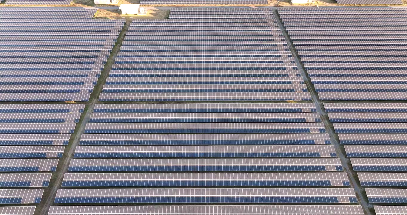 太阳能农场从太阳中生产清洁的可再生能源。成千上万的太阳能电池板，光伏太阳能电池，巨大的太阳能发电厂。