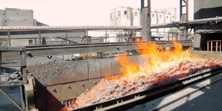 热焦炭从炉子里出来。煤炭炼焦过程，焦炉制煤过程