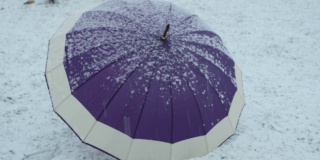 大伞被雪覆盖，时光流逝