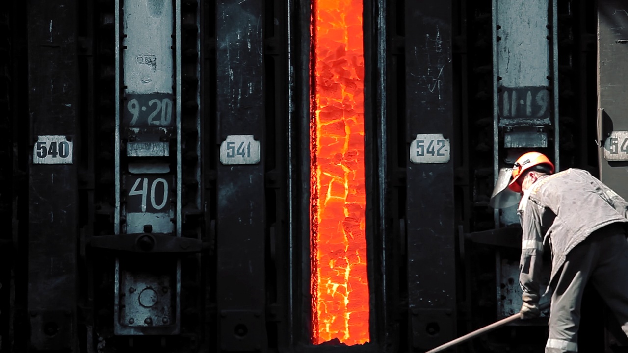焦炉电池。焦炉电池里烧红的焦炭。煤炭炼焦过程，焦炉制煤过程