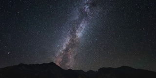 相机移动是为了捕捉银河系和星空。夜空时间流逝。