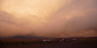 日落时沙漠中的小村落，有彩云照耀