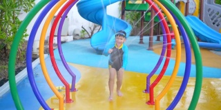 亚洲男孩在水上公园的水下玩耍和游泳