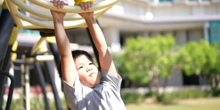 亚洲孩子在户外操场玩秋千和其他活动。户外学习与快乐的理念