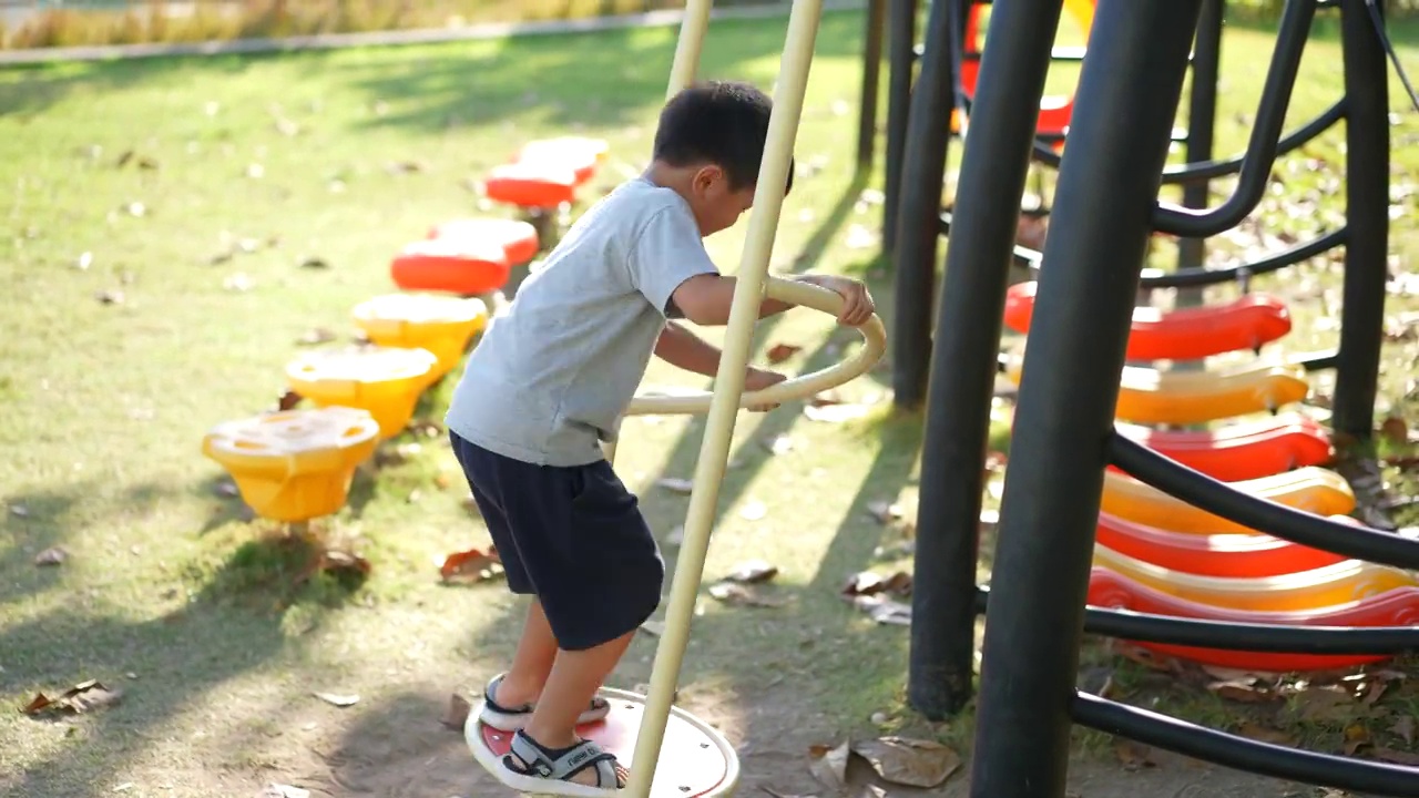 亚洲孩子在户外操场玩秋千和其他活动。户外学习与快乐的理念