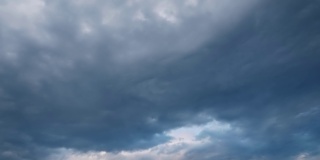 Cloudscape。时间流逝了白云。蓝色天空中快速移动的云景。Cloudscape运动。神奇的暴风雨的天空。美丽的自然景观