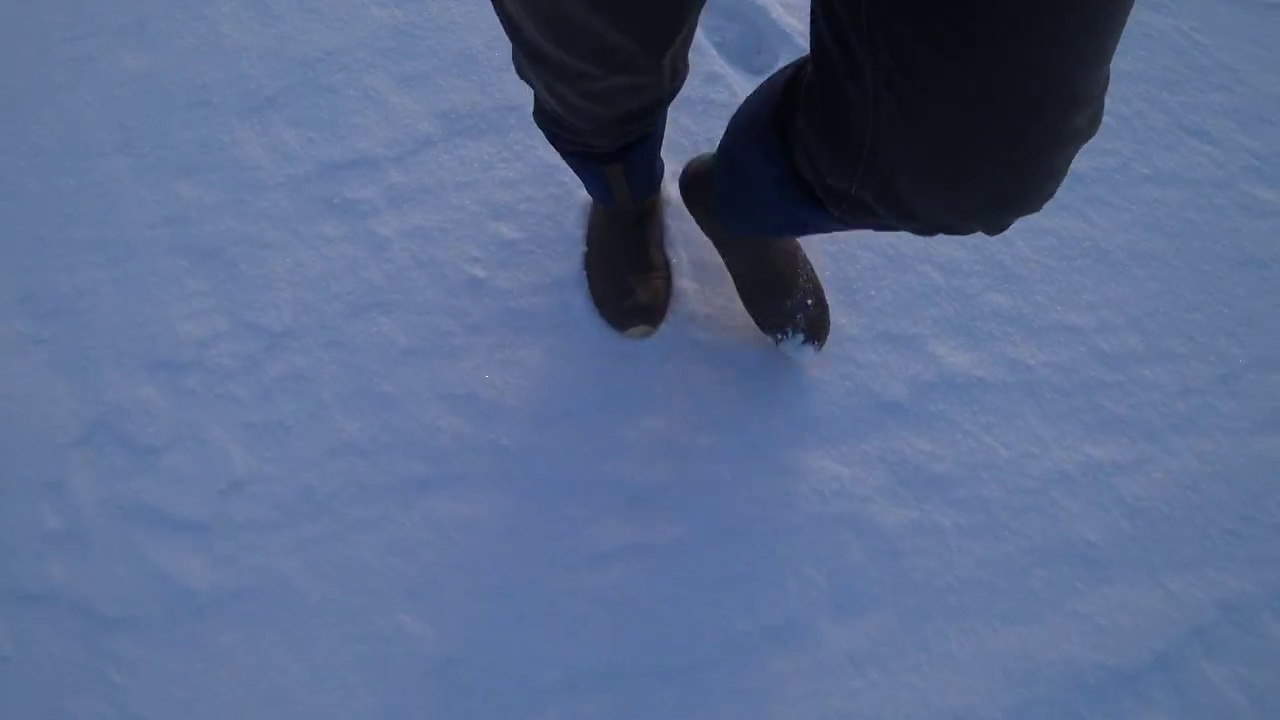 一个男人走在雪地里