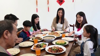 三代亚洲华人家庭在家里一起吃团圆饭视频素材模板下载