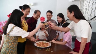 几代亚洲华人家庭欢度春节，享用传统美食视频素材模板下载
