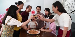 几代亚洲华人家庭欢度春节，享用传统美食