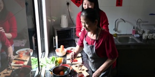 亚洲老太太和她的女儿在厨房准备年夜饭