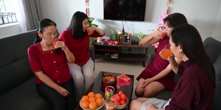 幸福的亚洲家庭三代同堂，欢聚一堂，举杯畅饮，共贺新春。