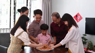 几代亚洲华人家庭欢度春节，享用传统美食视频素材模板下载
