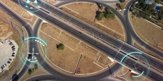 自动驾驶汽车在城市公路上行驶。速度和身份控制系统。未来的交通工具。人工智能数字化和分析道路。从无人机拍摄。