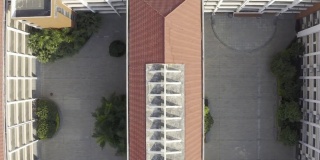 学校走廊屋顶上的太阳能光伏板