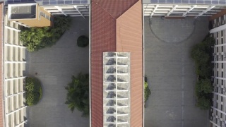 学校走廊屋顶上的太阳能光伏板视频素材模板下载