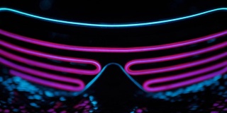 来自未来的霓虹灯眼镜躺在迪斯科舞厅的亮片上