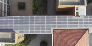 学校走廊屋顶上的太阳能光伏板