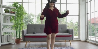 亚洲大码女性戴着vr眼镜在网上跳舞锻炼，元未来互联网概念