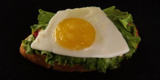 俯瞰美味的新鲜三明治与烤面包，绿色沙拉和鸡蛋
