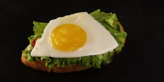 俯瞰美味的新鲜三明治与烤面包，绿色沙拉和鸡蛋