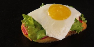 俯瞰美味的新鲜三明治，烤面包，绿色沙拉，鸡蛋，火腿