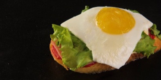 俯瞰美味的新鲜三明治，烤面包，绿色沙拉，鸡蛋，火腿