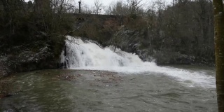 Elztal瀑布变成了一个瀑布，水流穿过中间的岩石，将它一分为二