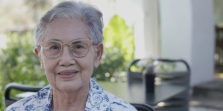 近4K户外亚洲老年女性(80岁女士)美丽的灰色头发，皱纹皮肤和自然的笑脸，表达了对退休生活的情绪积极和快乐。