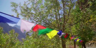 Timebskie彩旗在喜马拉雅山脉的风中飘扬