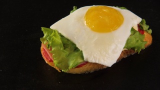 俯瞰美味的新鲜三明治，烤面包，绿色沙拉，鸡蛋，火腿视频素材模板下载