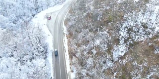 在偏远的积雪道路上，需要帮助的汽车司机