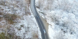 白雪皑皑的森林中，繁忙的高速公路