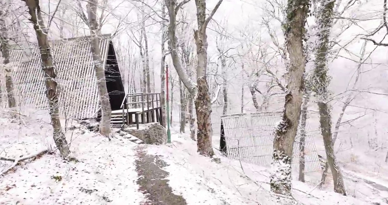 美丽的冬季景观，在雪山上的木屋