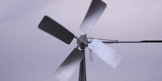 小型金属风车一种具有快速旋转叶片的小型金属风车