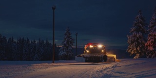 上夜班时开着雪地车