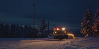 上夜班时开着雪地车