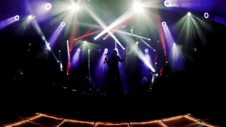 歌手在背光下演唱，音乐会舞台灯光效果，音乐会演出高光视频素材模板下载